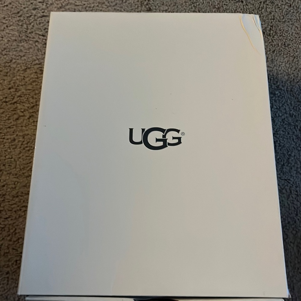 UGG Girls Darlala Sneakers / Size: 4 (kids)